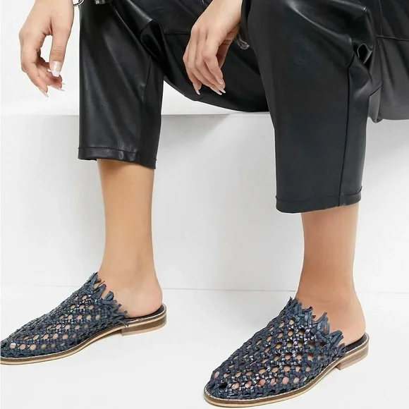FREE PEOPLE 41 / 11 Mirage Woven Flats Leather Basket Weave Slip On Mules Navy - Picture 12 of 13